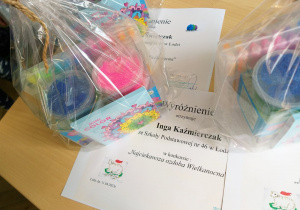 Dyplomy wyróżnienia oraz nagrody za konkurs "Najciekawsza Ozdoba Wielkanocna".