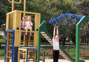 Uczennice na placu zabaw w okolicznym Parku Poniatowskiego.