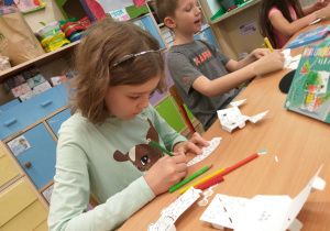 Uczniowie klasy 1a podczas twórczej pracy z kartoniakami.