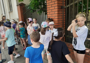 Uczniowie klasy 1a w drodze do pobliskiego Parku im. J. Poniatowskiego.