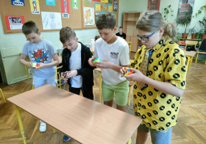 Konkurs układanie kostki Rubika.