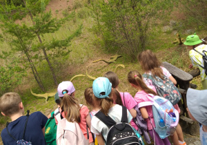Uczniowie klasy 1a podczas wycieczki w Parku Rozrywki i Nauki Jura Park w Krasiejowie k. Opola.
