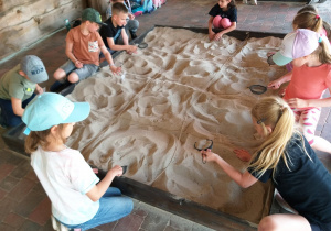 Uczniowie klasy 1a podczas wycieczki w Parku Rozrywki i Nauki Jura Park w Krasiejowie k. Opola_warsztaty "poszukiwacze skamieniałości."