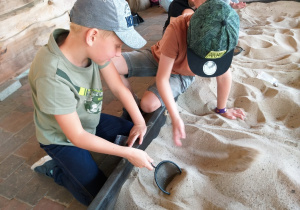 Uczniowie klasy 1a podczas wycieczki w Parku Rozrywki i Nauki Jura Park w Krasiejowie k. Opola_warsztaty "poszukiwacze skamieniałości."