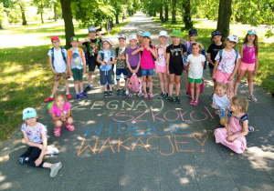 Uczniowie klasy 1a żegnają szkołę i witają wakacje w pobliskim Parku im. J. Poniatowskiego.
