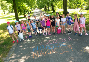 Uczniowie klasy 1a żegnają szkołę i witają wakacje w pobliskim Parku im. J. Poniatowskiego.