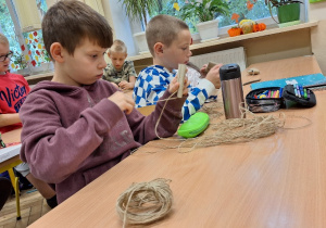 Uczniowie klasy 2a podczas twórczej pracy_jutowe dynie.