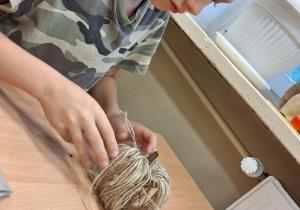 Uczeń klasy 2a podczas twórczej pracy_jutowa dynia.