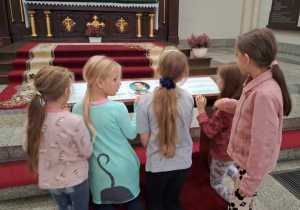 Uczniowie klasy 2a podczas lekcji religii w Katedrze Łódzkiej.