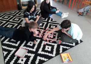 Uczniowie obcokrajowcy podczas zajęć nauki języka polskiego jako obcego.