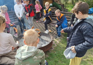 Klasa 2a podczas wycieczki na Ranczo Artemidy_ognisko z kiełbaskami i ziemniaki z żaru.
