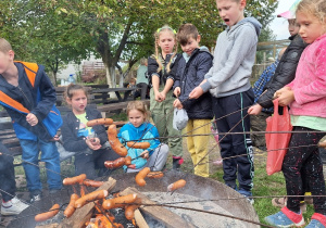 Klasa 2a podczas wycieczki na Ranczo Artemidy_ognisko z kiełbaskami i ziemniaki z żaru.