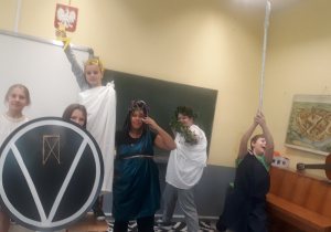 Gala bogów greckich w wykonaniu uczniów klasy 5b.