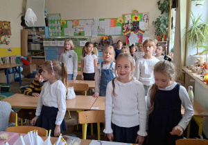 Klasowe obchody Święta Niepodległości_klasa 2a i 2b podczas wspólnego odśpiewania hymnu.