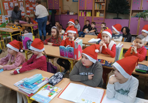 Uczniowie klasy 7b ze świąteczną prezentacją w klasie 1b.