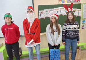 Klasowe obchody mikołajkowe w klasie 2a_wizyta św. Mikołaja i jego Elfów.