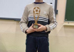 Uczeń klasy 2a, Paweł Gawroński, z pucharem najlepszego bramkarza turnieju.