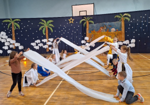 Jasełka w wykonaniu uczniów klasy 2a_taniec z szarfami.
