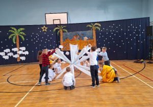 Jasełka w wykonaniu uczniów klasy 2a_taniec z szarfami.