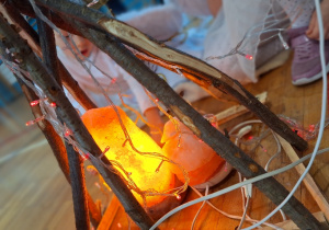 Jasełka w wykonaniu uczniów klasy 2a_przy ognisku.