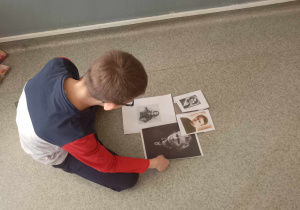 Uczeń przygotowujący materiały do gazetki.