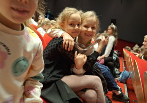 Uczniowie klasy 2a w Teatrze Arlekin.