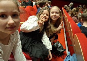 Uczniowie klasy 2a w Teatrze Arlekin.