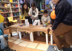Uczniowie klasy 3b w księgarni dla dzieci.