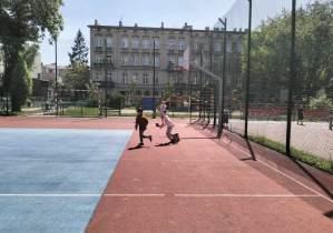 Zabawy świetliczaków na świeżym powietrzu.