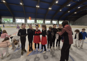 Zakończenie sezonu łyżwiarskiego 2023/2024_drobne upominki.