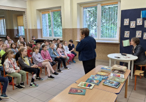 Udział uczniów klas: 2a, 2b i 3a w spotkaniu z autorką książek, p. Renatą Piątkowską.