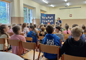 Udział uczniów klas: 2a, 2b i 3a w spotkaniu z autorką książek, p. Renatą Piątkowską.