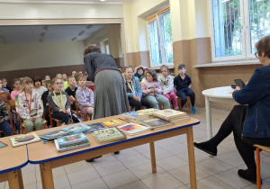 Udział uczniów klas: 2a, 2b i 3a w spotkaniu z autorką książek, p. Renatą Piątkowską.