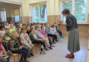 Udział uczniów klas: 2a, 2b i 3a w spotkaniu z autorką książek, p. Renatą Piątkowską.