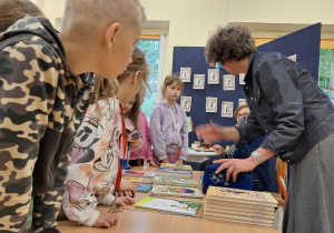 Spotkanie autorskie_czas na oglądanie i zakup wybranych pozycji książkowych.