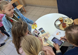 Spotkanie autorskie_czas na pamiątkowe autografy.