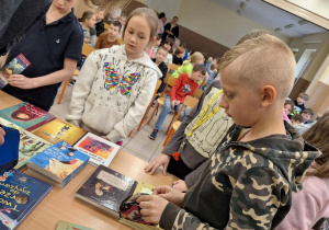 Spotkanie autorskie_czas na oglądanie i zakup wybranych pozycji książkowych.