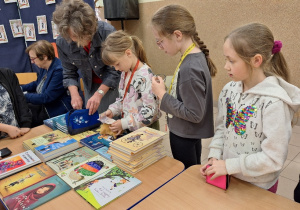 Spotkanie autorskie_czas na oglądanie i zakup wybranych pozycji książkowych.