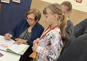 Spotkanie autorskie_czas na pamiątkowe autografy.