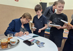 Spotkanie autorskie_czas na pamiątkowe autografy.