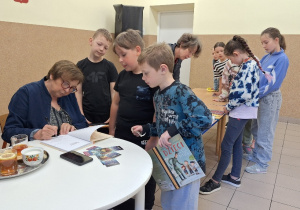 Spotkanie autorskie_czas na pamiątkowe autografy.