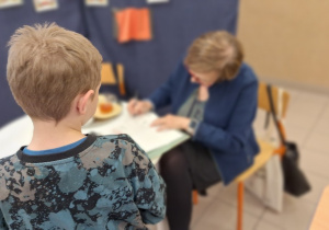 Spotkanie autorskie_czas na pamiątkowe autografy.