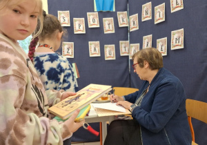 Spotkanie autorskie_czas na pamiątkowe autografy.