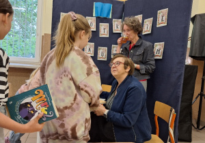 Spotkanie autorskie_czas na pamiątkowe autografy.