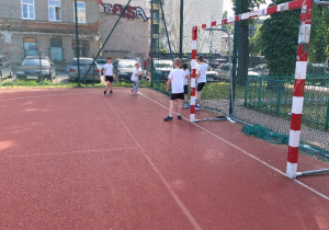 Zajęcia w-f na świeżym powietrzu.