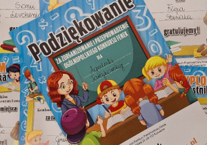 Pamiątkowe dyplomy i podziękowanie dla koordynatora.