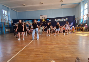 Występ szkolnego zespołu tanecznego Power Dance 46.