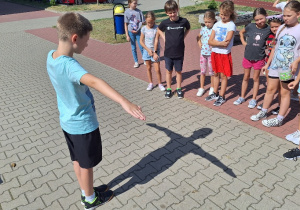Utrwalanie kierunków geograficznych świata w klasie 3a.