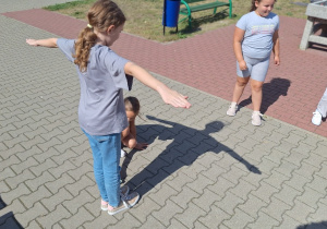 Utrwalanie kierunków geograficznych świata w klasie 3a.