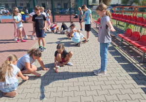 Utrwalanie kierunków geograficznych świata w klasie 3a.
